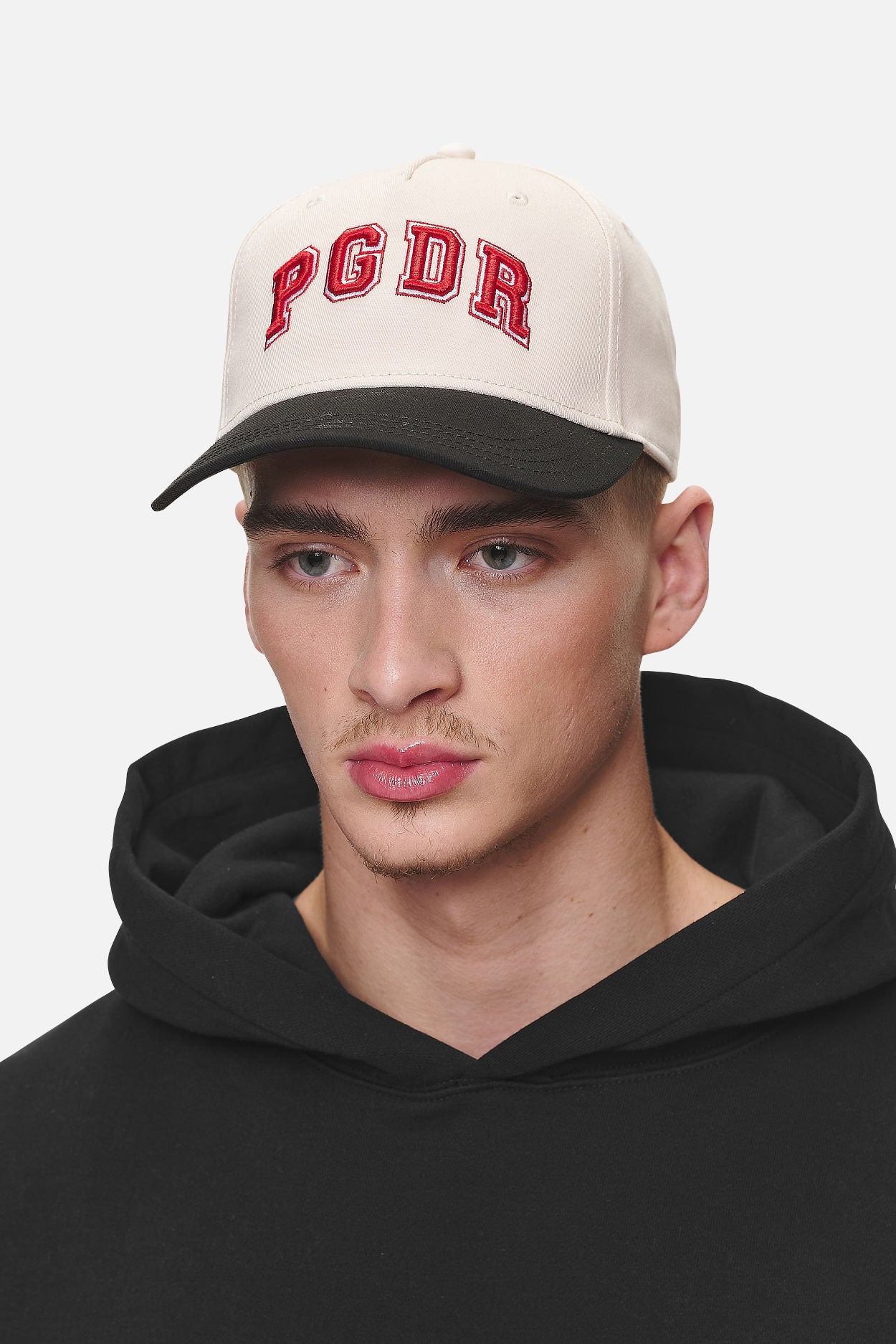 Pegador Carlo Baseball Cap Desert Sand Black Detailshot aus der Never Too Late Kollektion für Herren