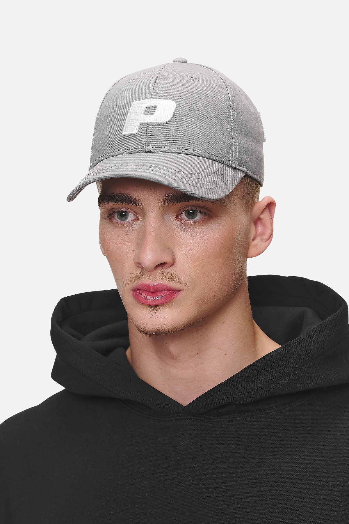 Pegador P Logo Cap Cool Grey White Detailshot aus der Never Too Late Kollektion für Herren