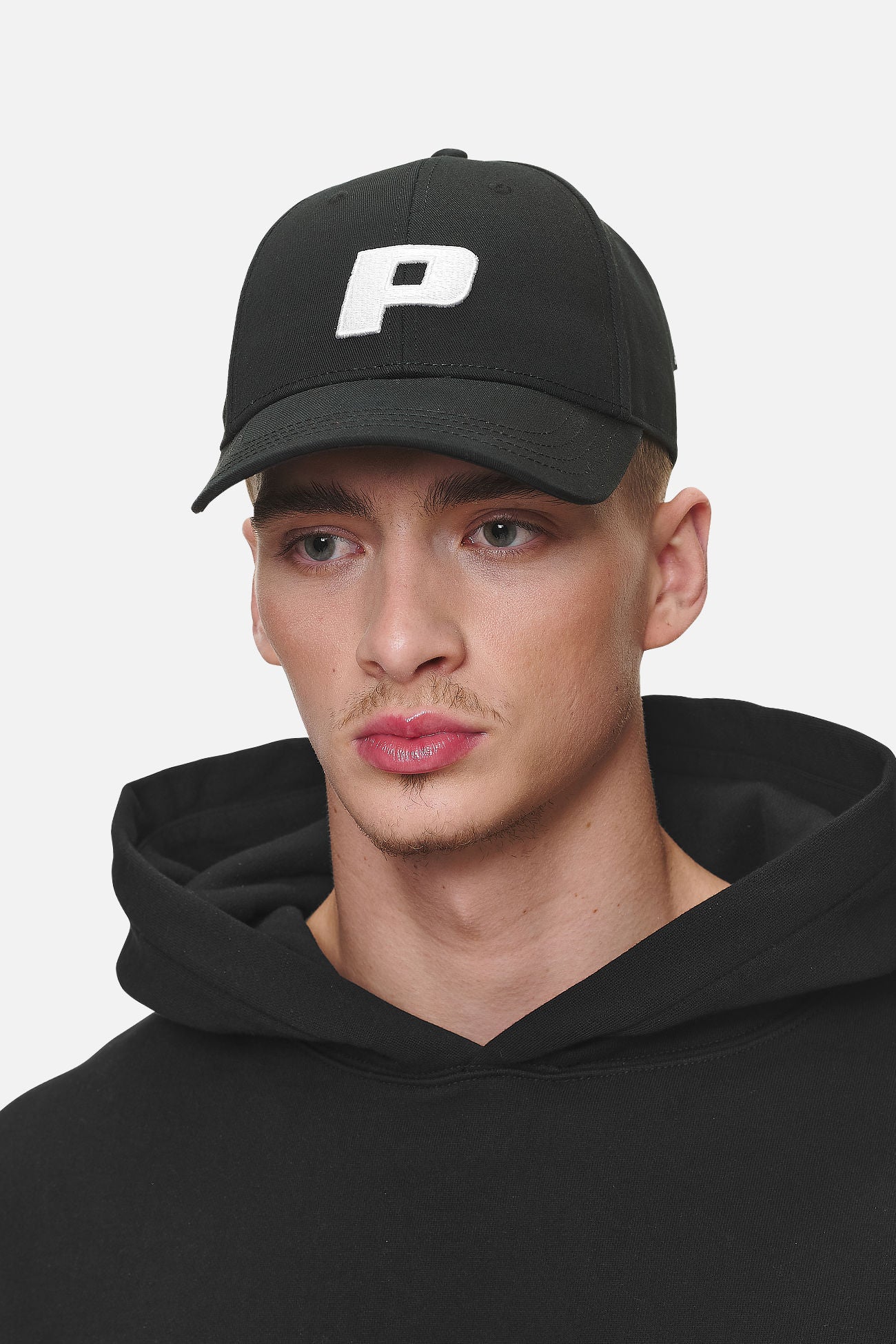 Pegador P Logo Cap Black White Detailshot aus der Never Too Late Kollektion für Herren