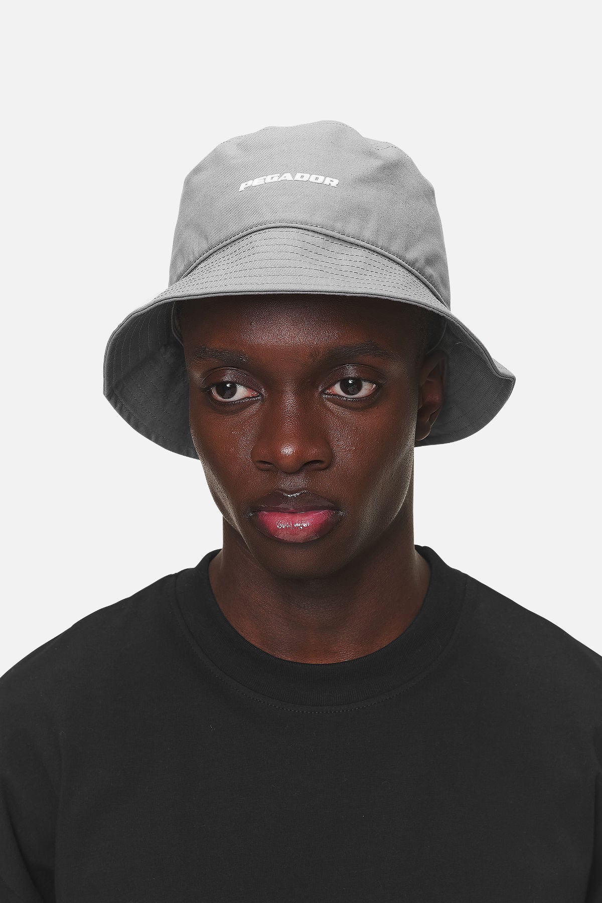 Pegador Logo Bucket Hat Cool Grey White Gegenansicht aus der Never Too Late Kollektion für Herren