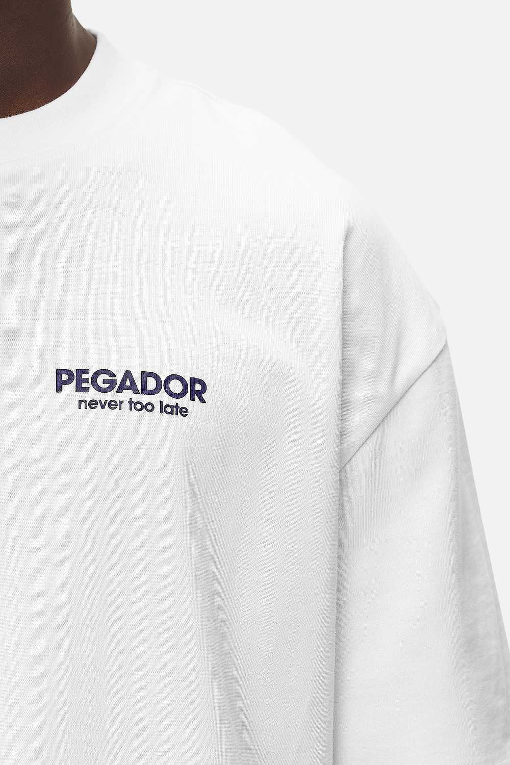 Pegador Alchar Oversized Tee White Detailshot aus der Never Too Late Kollektion für Herren