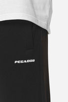 Pegador Logo Heavy Sweat Jogger Washed Black White Gum Detailshot aus der Never Too Late Kollektion für Herren