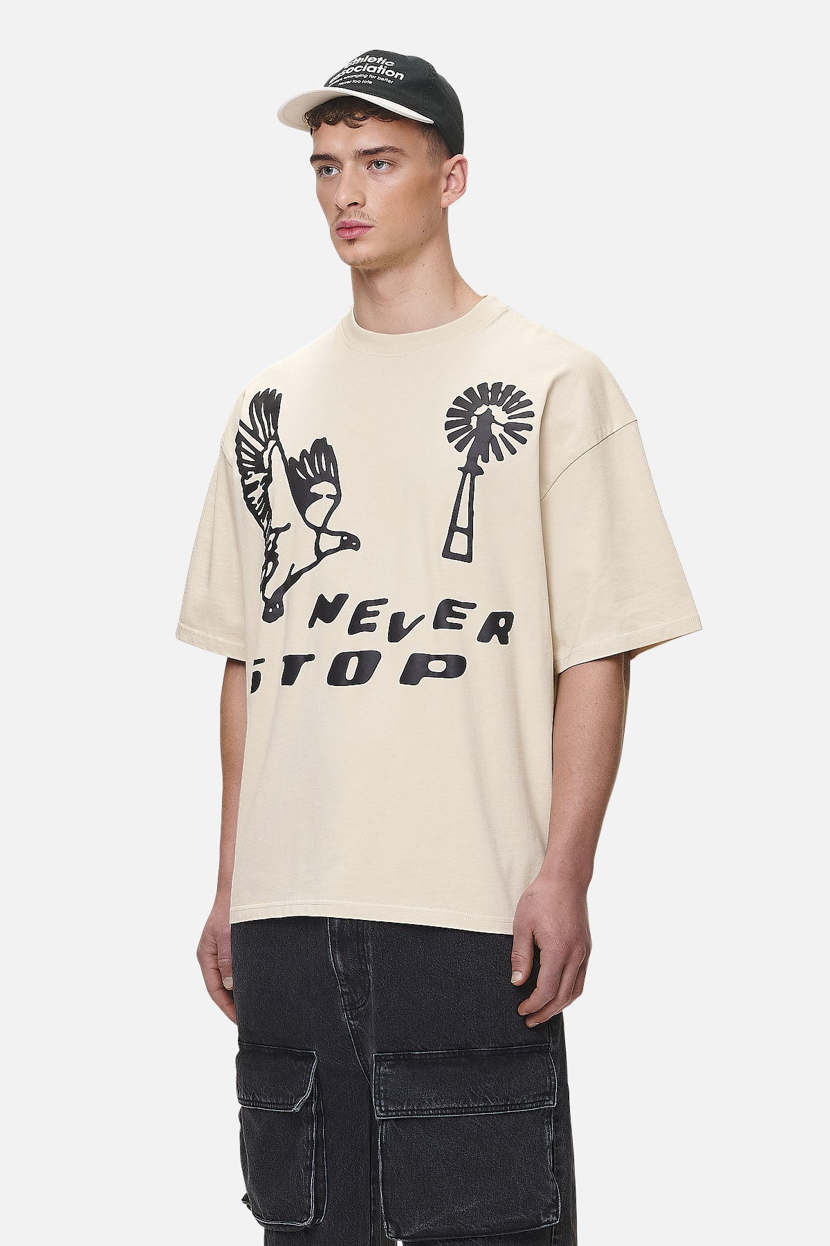 Pegador Clayson Boxy Tee Washed Desert Sand Seitenansicht aus der Never Too Late Kollektion für Herren