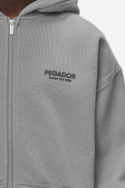 Pegador Alchar Oversized Sweat Jacket Washed Cool Grey Detailshot aus der Never Too Late Kollektion für Herren