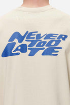 Pegador Narson Oversized Tee Washed Desert Sand Detailshot aus der Never Too Late Kollektion für Herren