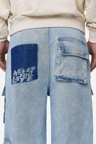 Pegador Lark Loose Cargo Jeans Washed Bright Blue Detailshot aus der Never Too Late Kollektion für Herren