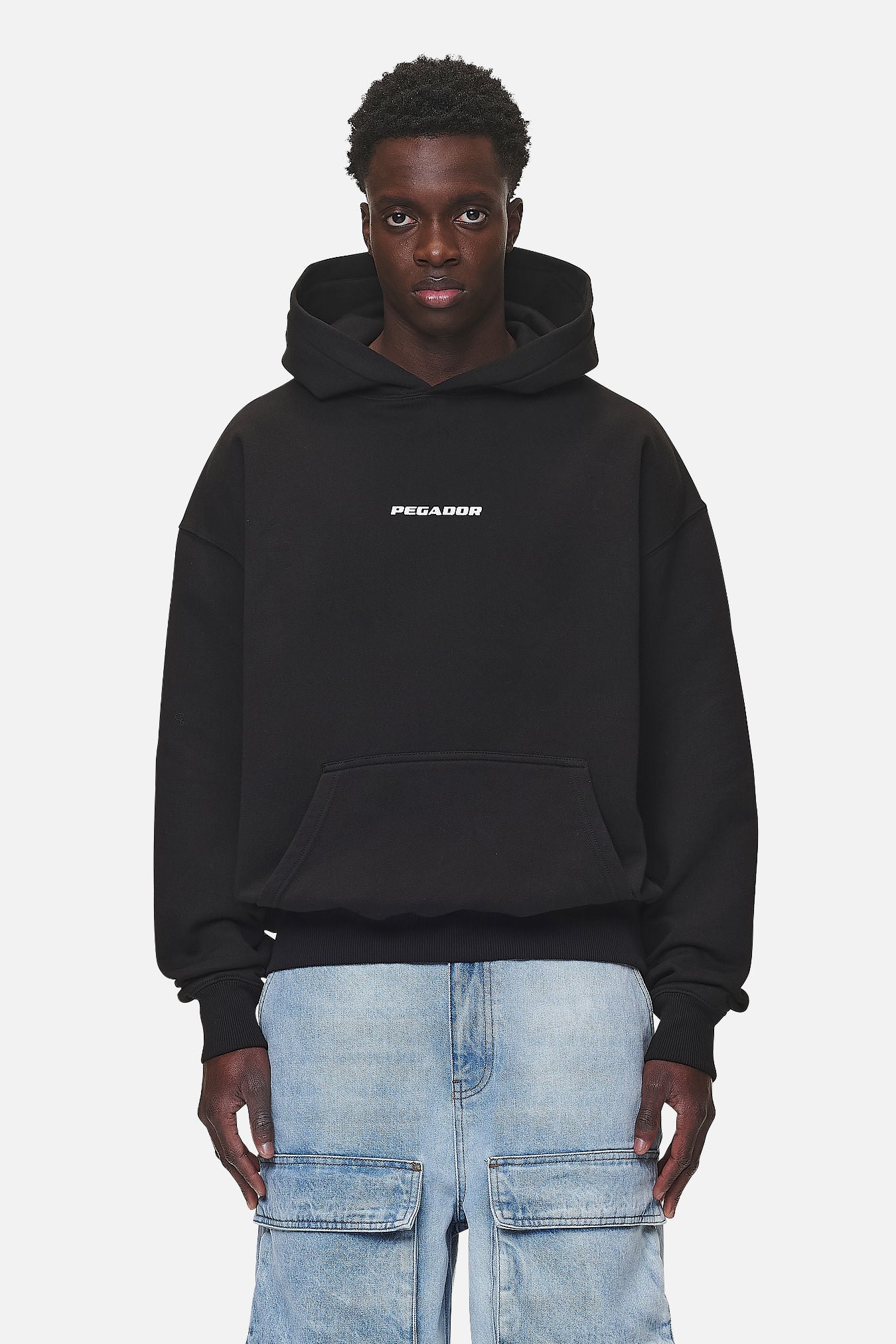 Pegador Colne Logo Oversized Hoodie Washed Black Seitenansicht aus der Never Too Late Kollektion für Herren