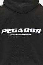 Pegador Colne Logo Oversized Hoodie Washed Black Detailshot aus der Never Too Late Kollektion für Herren