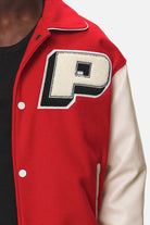 Pegador Oris Varsity Jacket Red Cream Detailshot aus der Never Too Late Kollektion für Herren