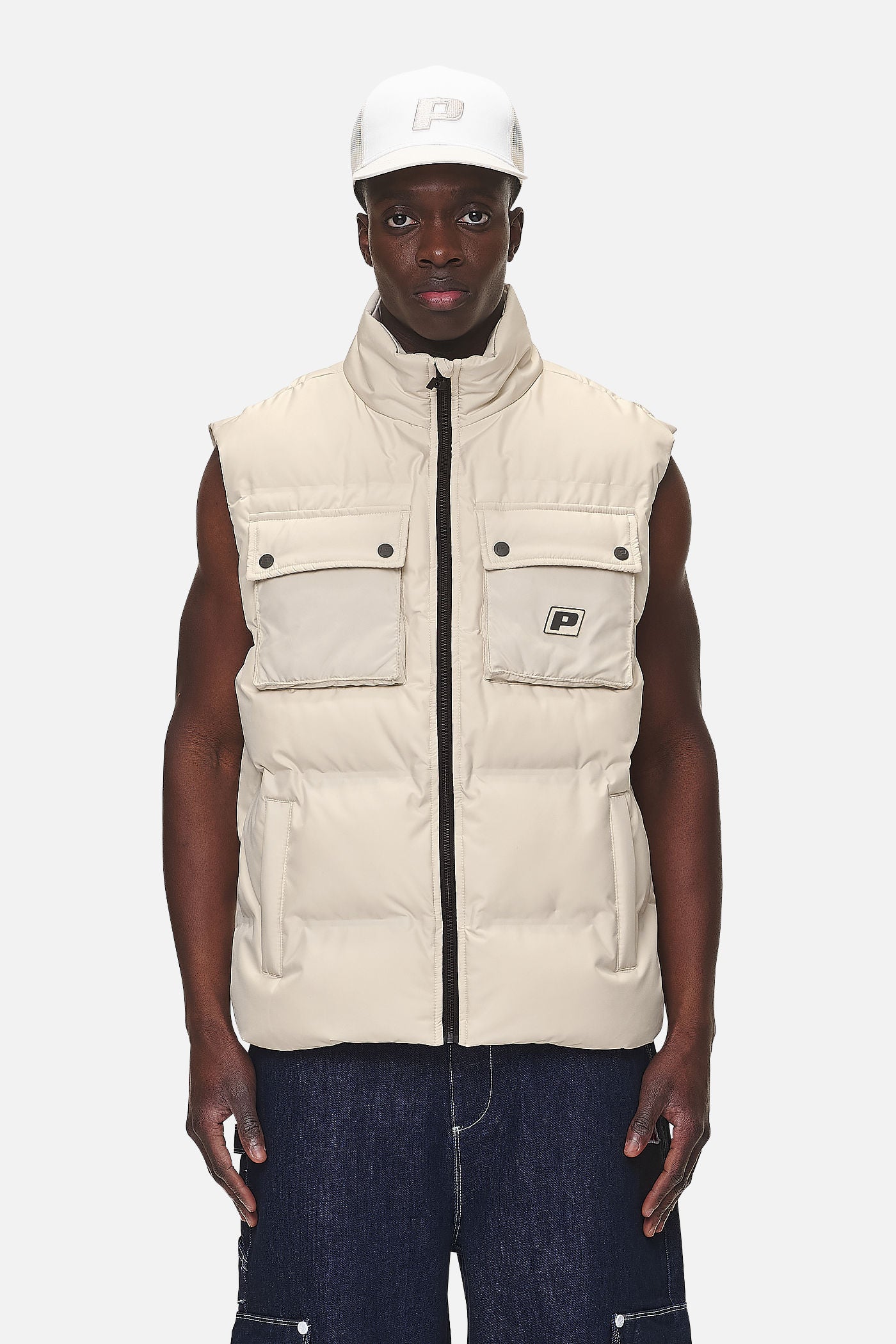 Pegador Tarbal Cargo Puffer Vest Desert Sand Seitenansicht aus der Never Too Late Kollektion für Herren