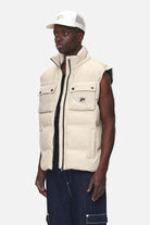 Pegador Tarbal Cargo Puffer Vest Desert Sand Gegenansicht aus der Never Too Late Kollektion für Herren