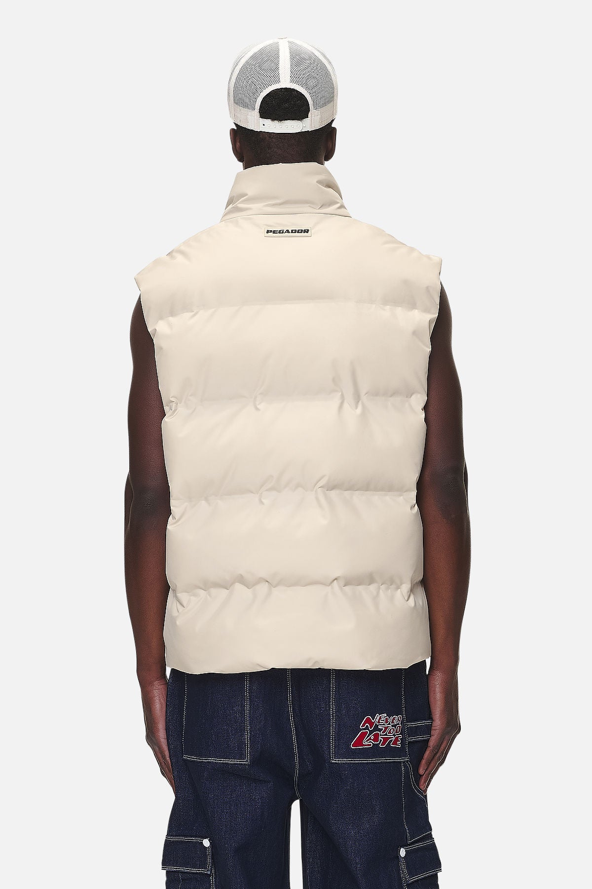 Pegador Tarbal Cargo Puffer Vest Desert Sand Detailshot aus der Never Too Late Kollektion für Herren