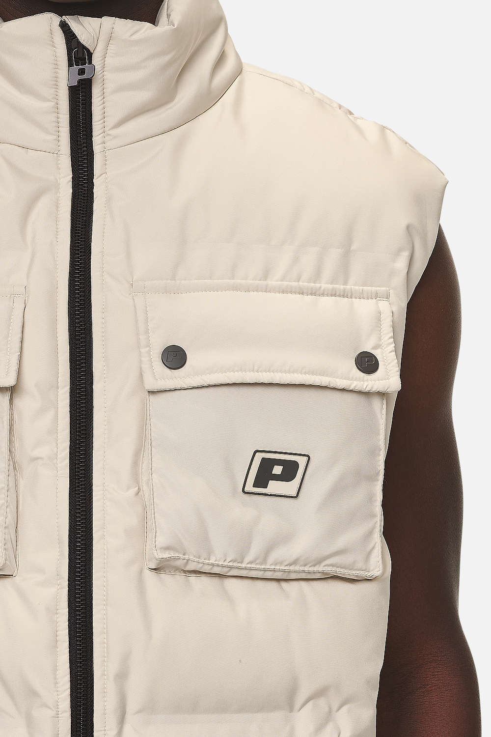 Pegador Tarbal Cargo Puffer Vest Desert Sand Detailshot aus der Never Too Late Kollektion für Herren