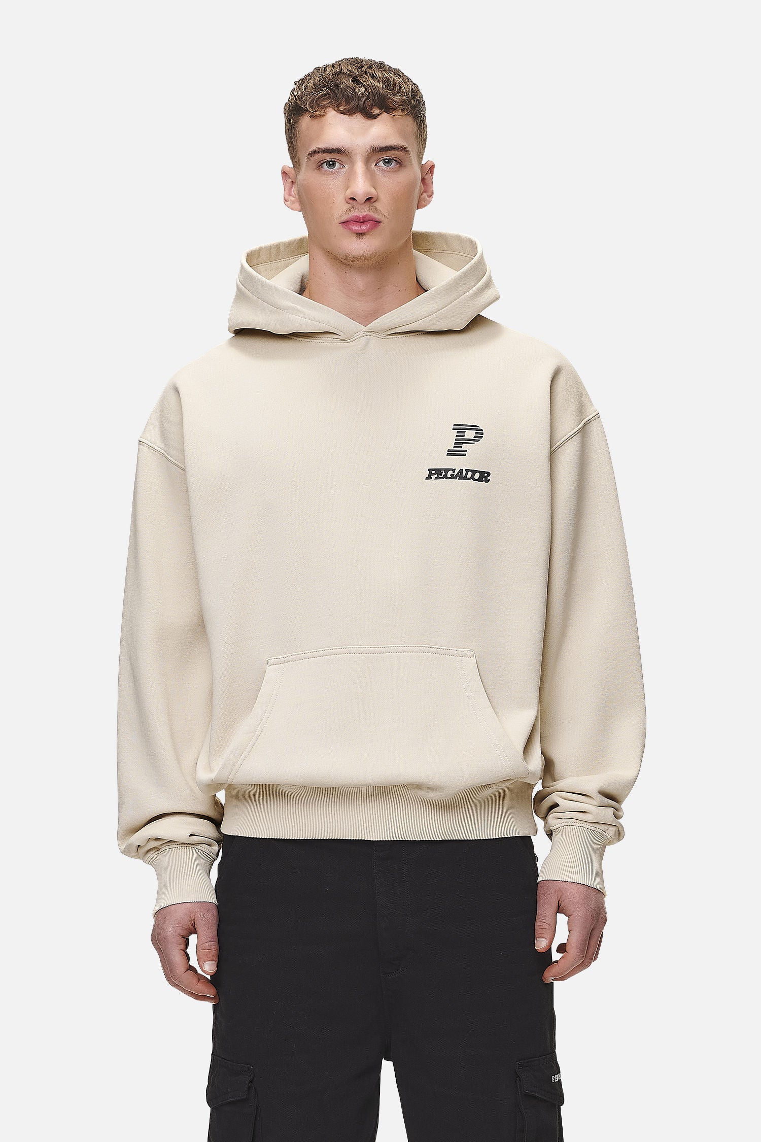 Pegador Baldock Oversized Hoodie Washed Desert Sand Seitenansicht aus der Never Too Late Kollektion für Herren