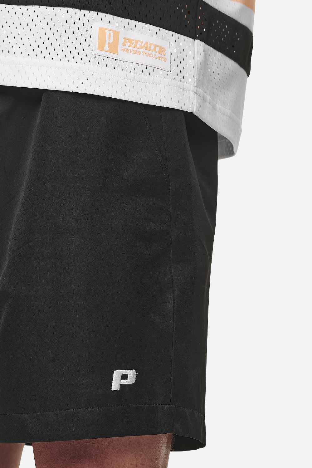 Pegador P Logo Basic Shorts Black Detailshot aus der Never Too Late Kollektion für Herren