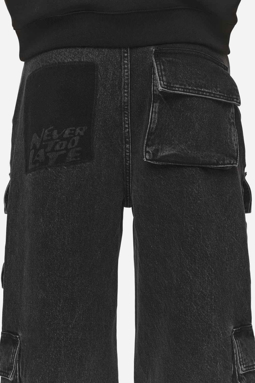 Pegador Lark Loose Cargo Jeans Heavy Washed Black Detailshot aus der Never Too Late Kollektion für Herren