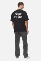 Pegador Bass Oversized Tee Washed Black Detailshot aus der Never Too Late Kollektion für Herren