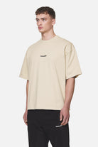 Pegador Logo Boxy Tee Washed Desert Sand Black Gum Seitenansicht aus der Never Too Late Kollektion für Herren