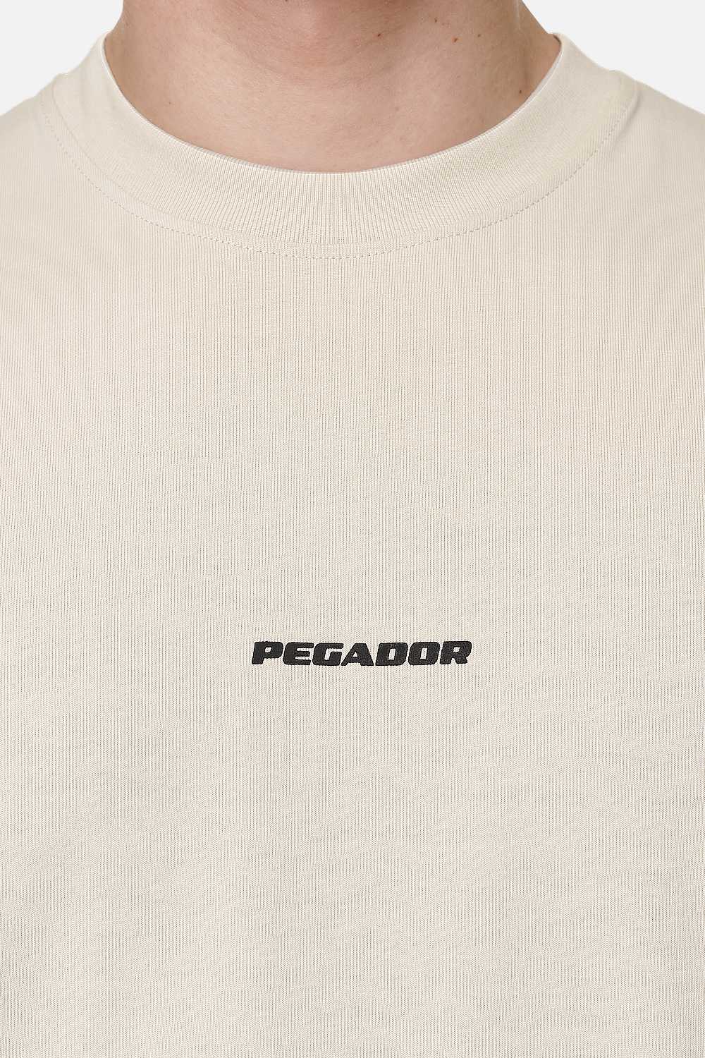 Pegador Logo Boxy Tee Washed Desert Sand Black Gum Detailshot aus der Never Too Late Kollektion für Herren