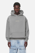 Pegador Colne Logo Oversized Hoodie Washed Cool Grey Desert Sand Seitenansicht aus der Never Too Late Kollektion für Herren