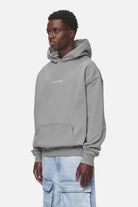 Pegador Colne Logo Oversized Hoodie Washed Cool Grey Desert Sand Gegenansicht aus der Never Too Late Kollektion für Herren