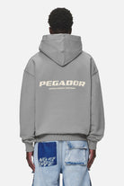 Pegador Colne Logo Oversized Hoodie Washed Cool Grey Desert Sand Hauptansicht aus der Never Too Late Kollektion für Herren