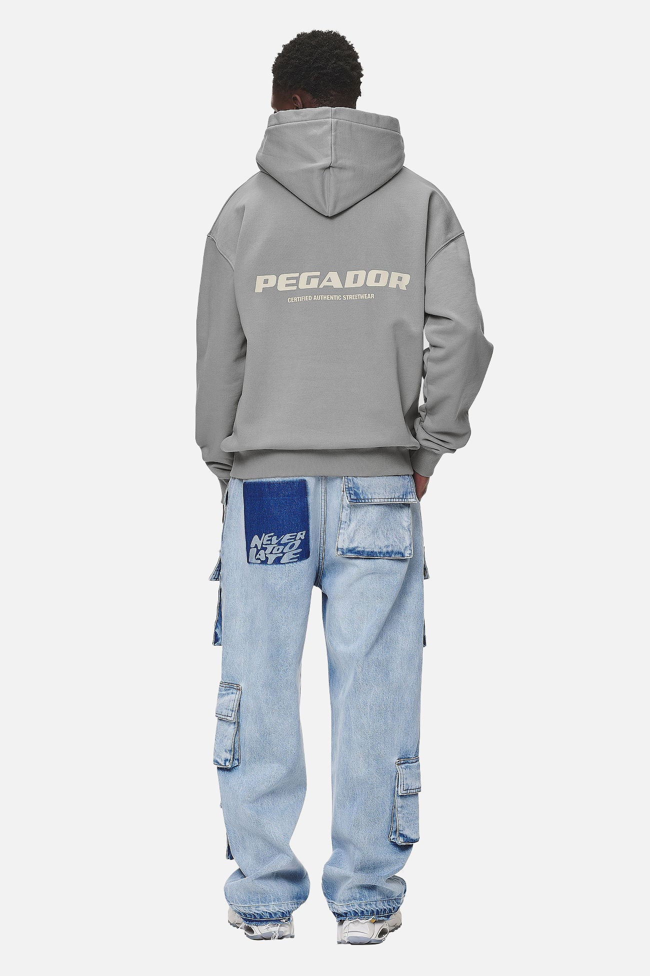 Pegador Colne Logo Oversized Hoodie Washed Cool Grey Desert Sand Detailshot aus der Never Too Late Kollektion für Herren