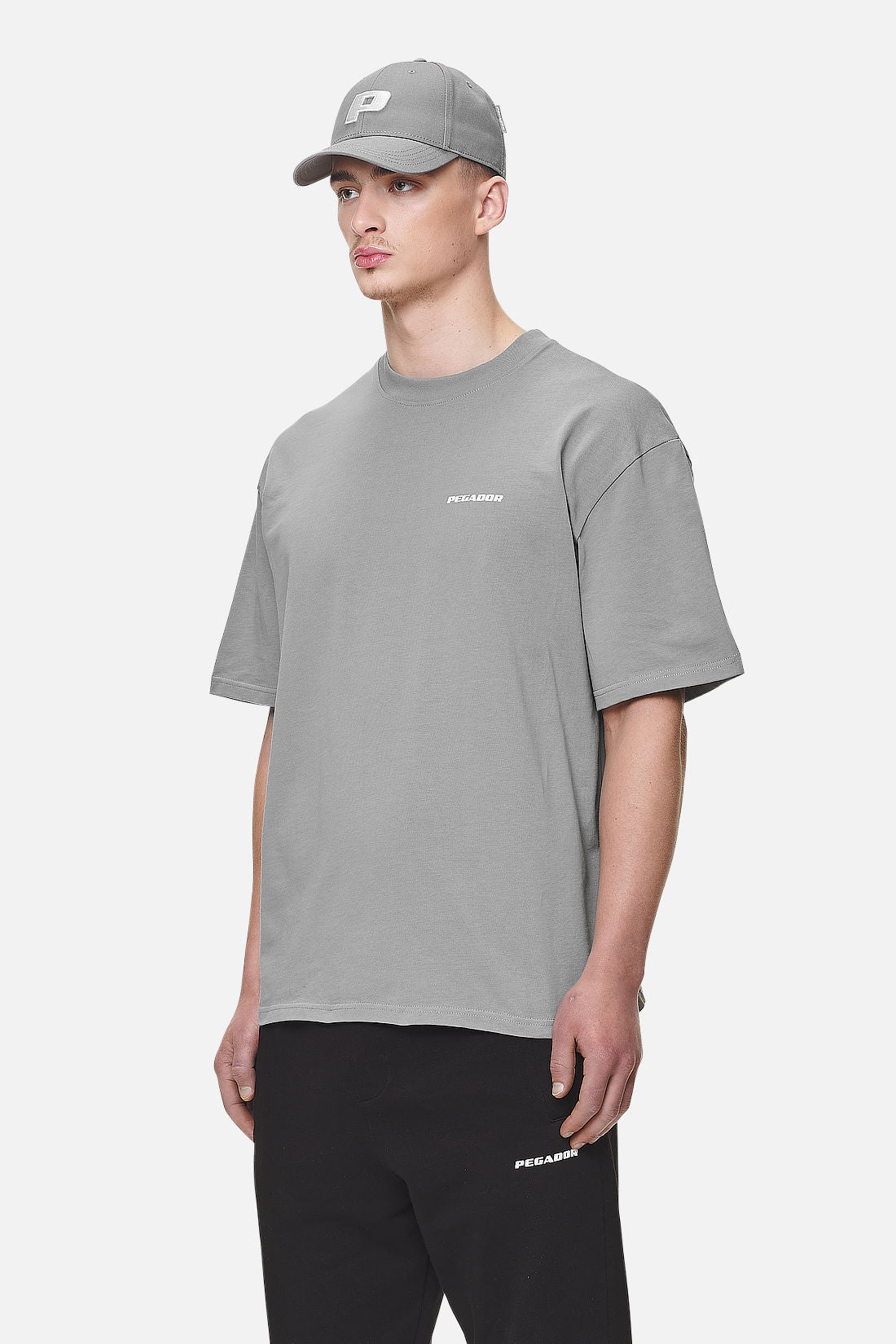 Pegador Logo Oversized Tee Washed Cool Grey White Gum Seitenansicht aus der Never Too Late Kollektion für Herren