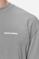 Pegador Logo Oversized Tee Washed Cool Grey White Gum Detailshot aus der Never Too Late Kollektion für Herren