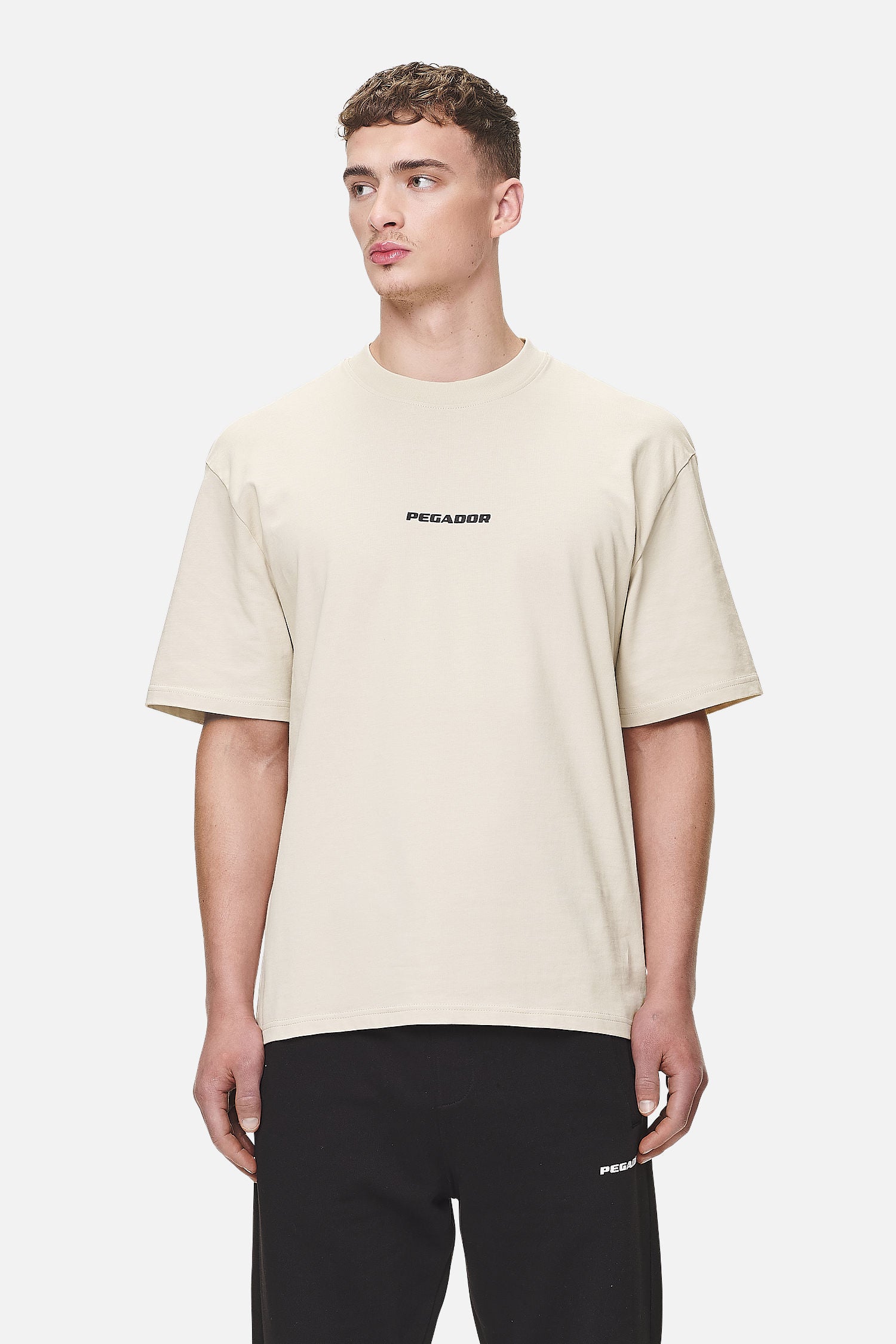 Pegador Colne Logo Oversized Tee Washed Desert Sand Seitenansicht aus der Never Too Late Kollektion für Herren