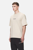 Pegador Colne Logo Oversized Tee Washed Desert Sand Gegenansicht aus der Never Too Late Kollektion für Herren