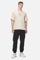 Pegador Colne Logo Oversized Tee Washed Desert Sand Ganzkörper Bild aus der Never Too Late Kollektion für Herren