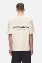 Pegador Colne Logo Oversized Tee Washed Desert Sand Hauptansicht aus der Never Too Late Kollektion für Herren