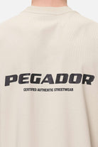 Pegador Colne Logo Oversized Tee Washed Desert Sand Detailshot aus der Never Too Late Kollektion für Herren