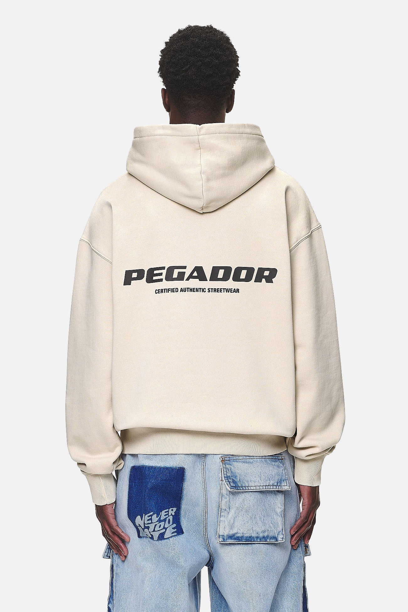 Pegador Colne Logo Oversized Hoodie Washed Desert Sand Hauptansicht aus der Never Too Late Kollektion für Herren