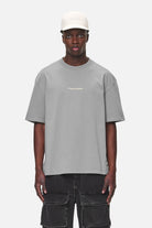 Pegador Colne Logo Oversized Tee Washed Cool Grey Desert Sand Seitenansicht aus der Never Too Late Kollektion für Herren