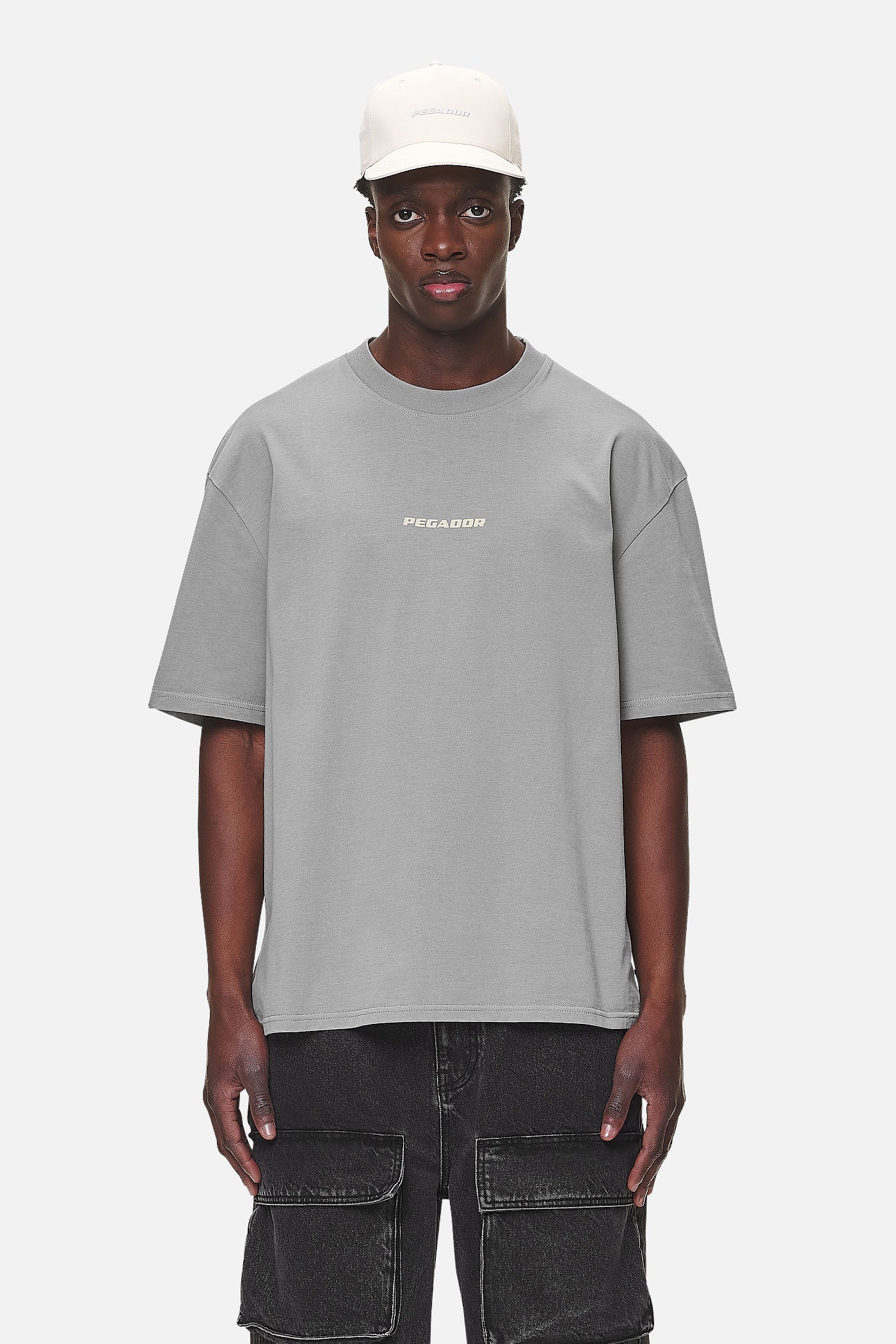 Pegador Colne Logo Oversized Tee Washed Cool Grey Desert Sand Seitenansicht aus der Never Too Late Kollektion für Herren