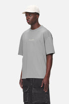 Pegador Colne Logo Oversized Tee Washed Cool Grey Desert Sand Gegenansicht aus der Never Too Late Kollektion für Herren