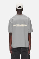 Pegador Colne Logo Oversized Tee Washed Cool Grey Desert Sand Hauptansicht aus der Never Too Late Kollektion für Herren