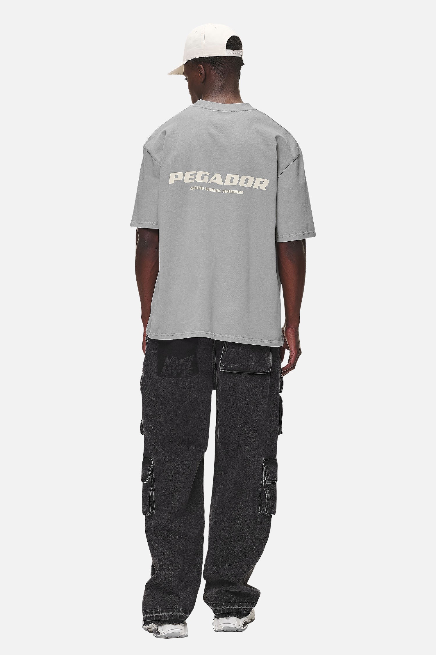 Pegador Colne Logo Oversized Tee Washed Cool Grey Desert Sand Detailshot aus der Never Too Late Kollektion für Herren