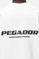 Pegador Colne Logo Oversized Tee White Detailshot aus der Never Too Late Kollektion für Herren