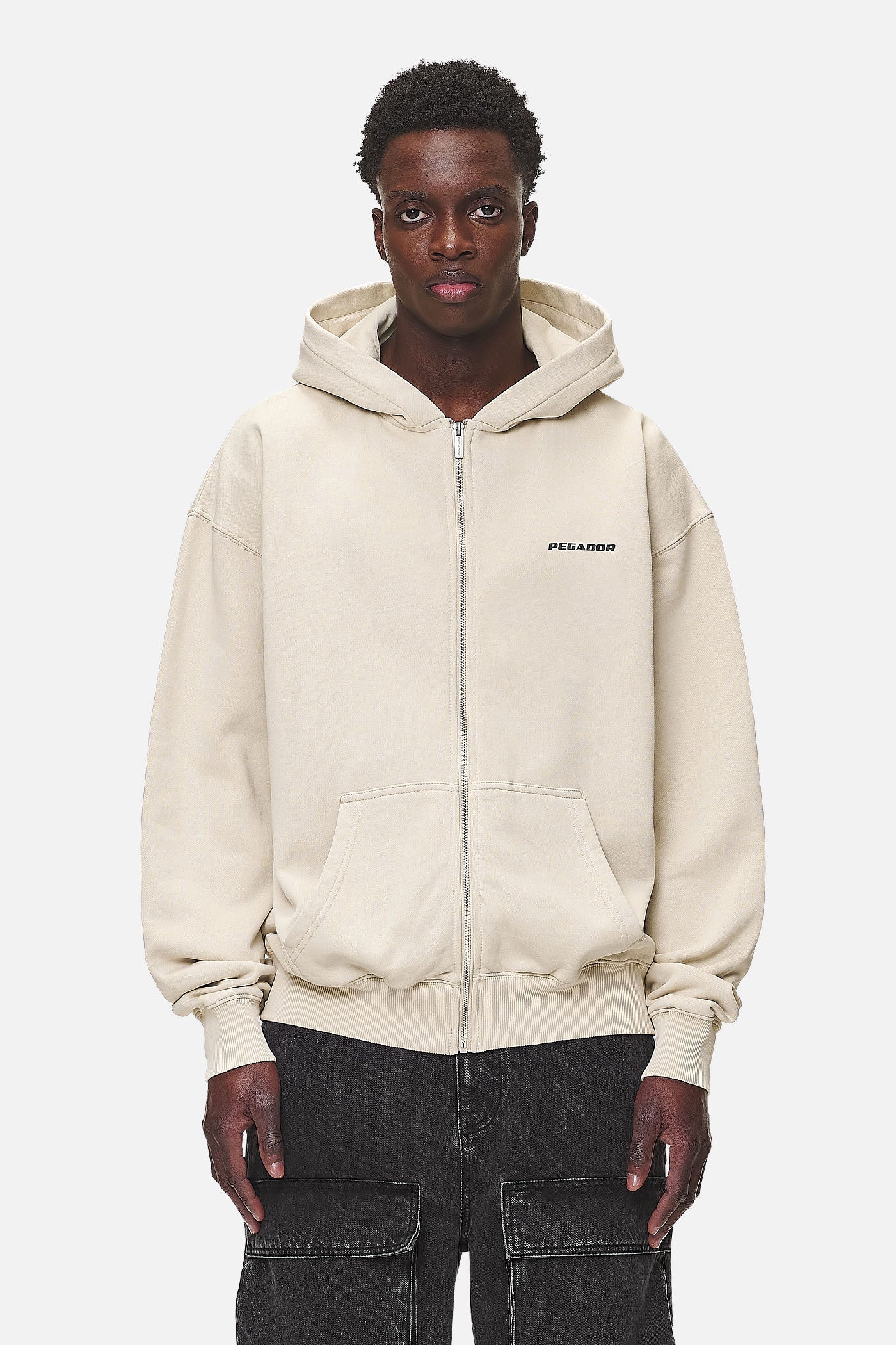 Pegador Colne Logo Oversized Sweat Jacket Washed Desert Sand Seitenansicht aus der Never Too Late Kollektion für Herren