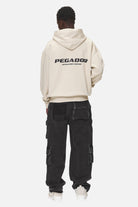 Pegador Colne Logo Oversized Sweat Jacket Washed Desert Sand Detailshot aus der Never Too Late Kollektion für Herren