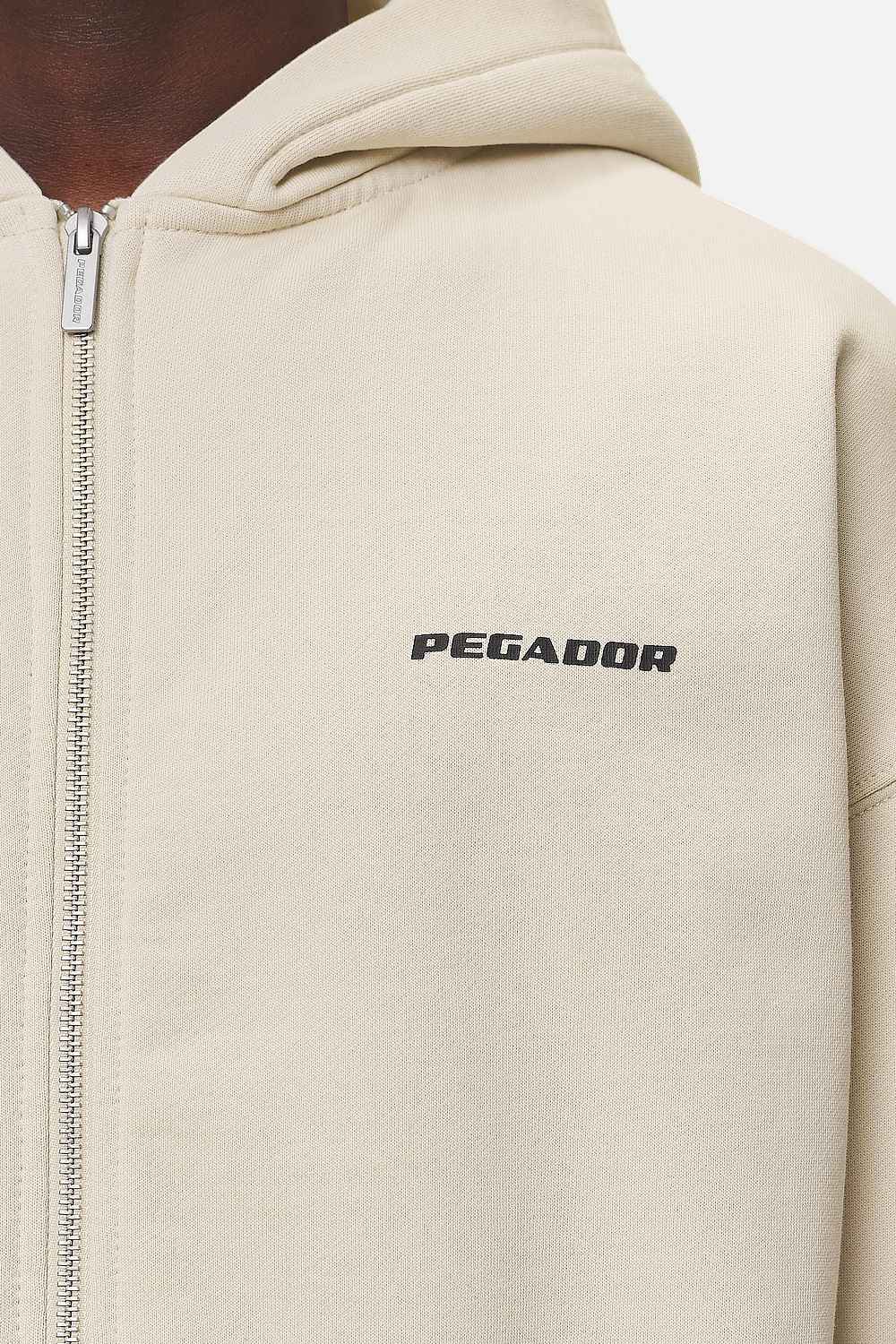 Pegador Colne Logo Oversized Sweat Jacket Washed Desert Sand Detailshot aus der Never Too Late Kollektion für Herren