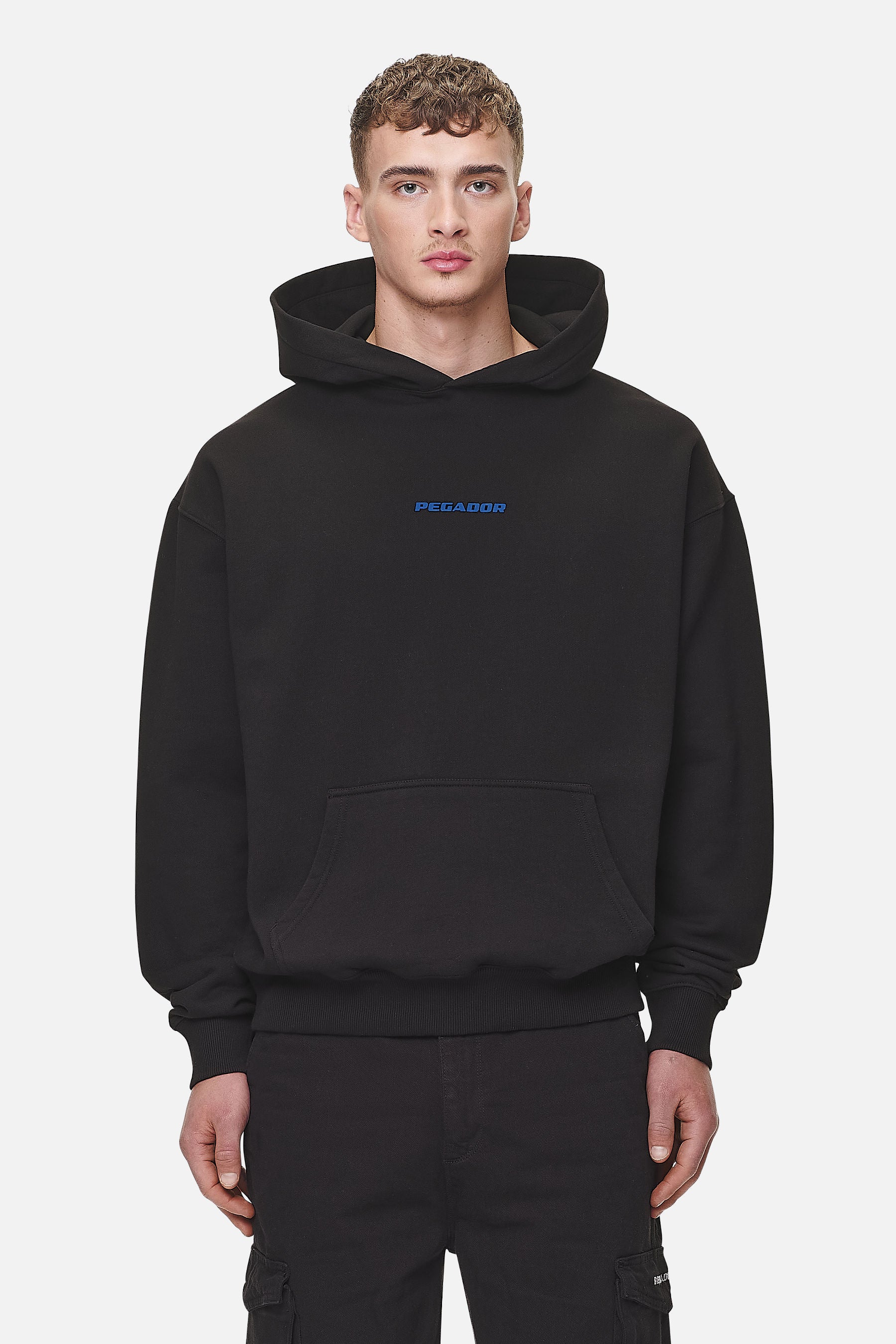 Pegador Colne Logo Oversized Hoodie Washed Black Retro Blue Seitenansicht aus der Never Too Late Kollektion für Herren