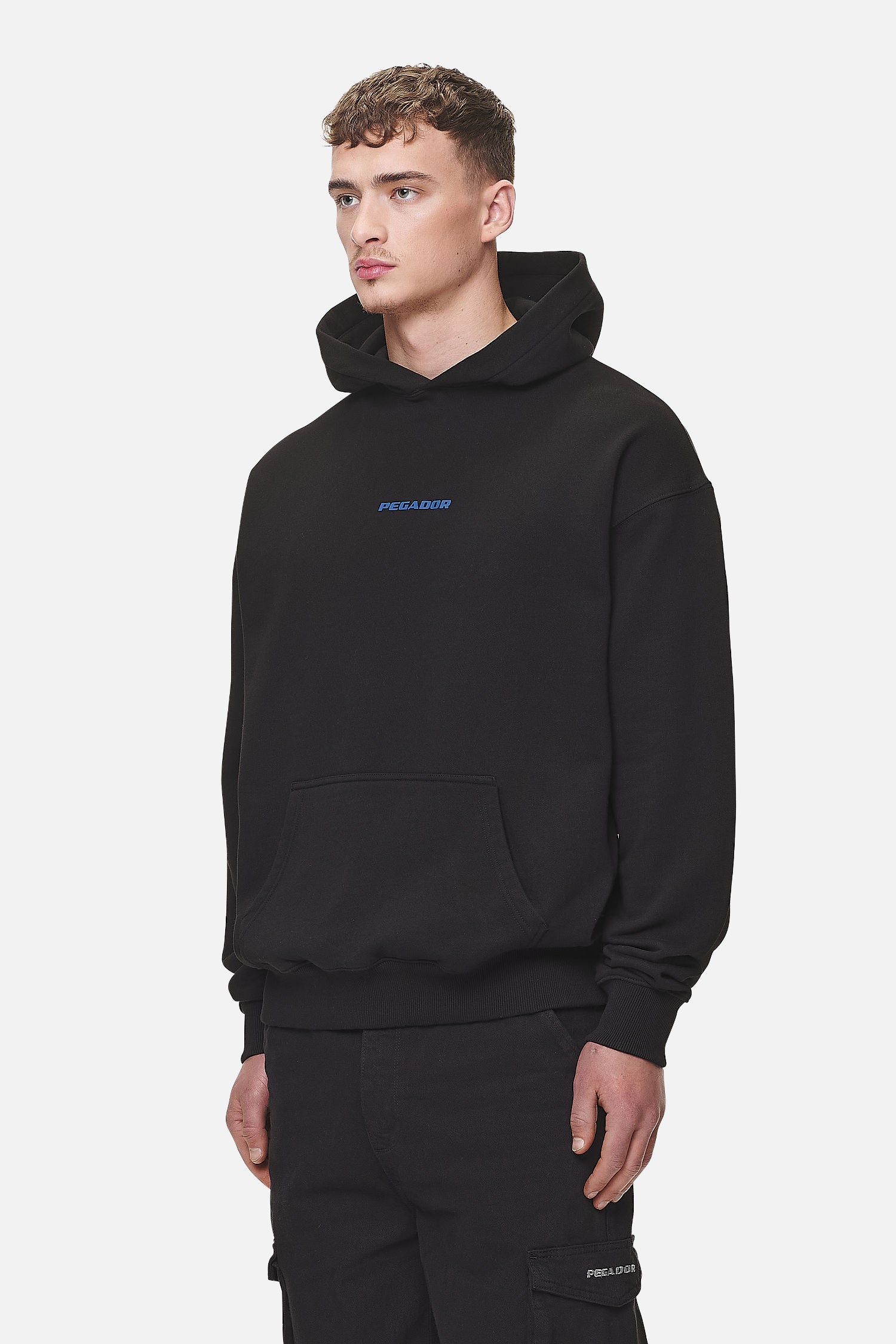 Pegador Colne Logo Oversized Hoodie Washed Black Retro Blue Gegenansicht aus der Never Too Late Kollektion für Herren