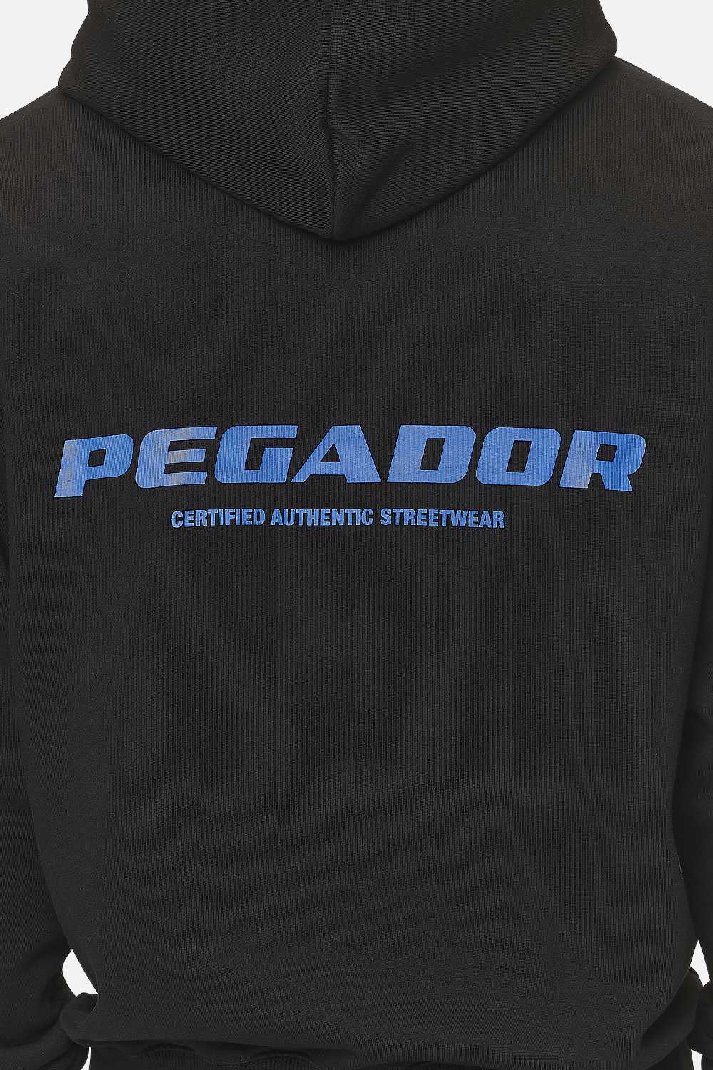 Pegador Colne Logo Oversized Hoodie Washed Black Retro Blue Detailshot aus der Never Too Late Kollektion für Herren