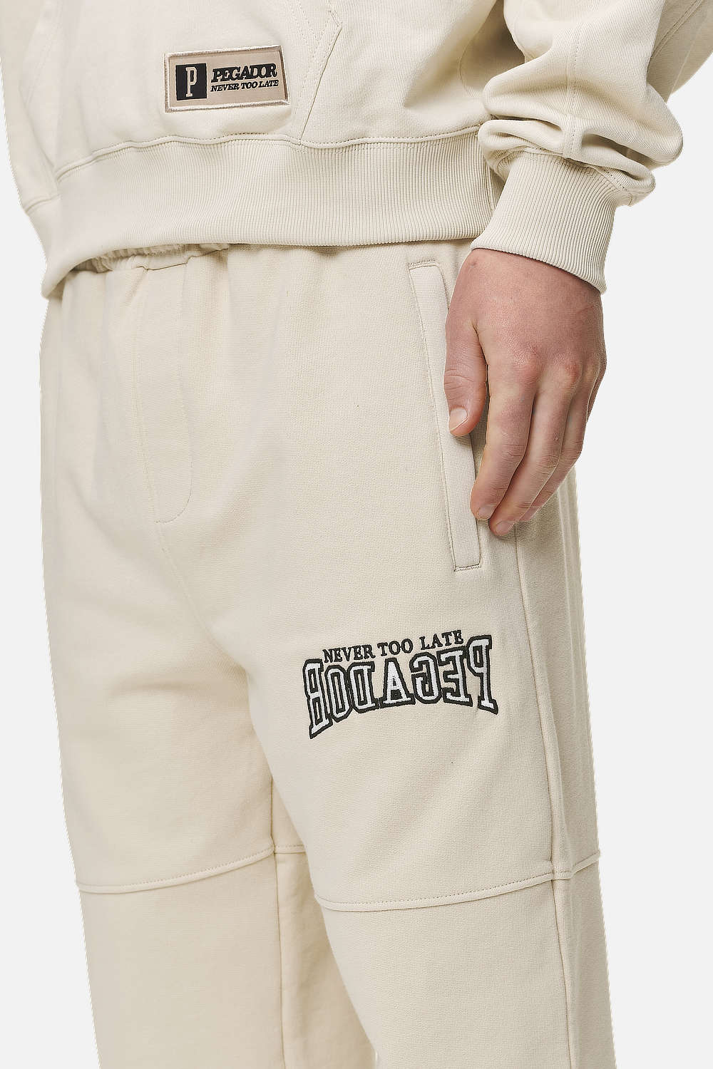 Pegador Beech Baggy Sweat Pants Washed Desert Sand Detailshot aus der Never Too Late Kollektion für Herren