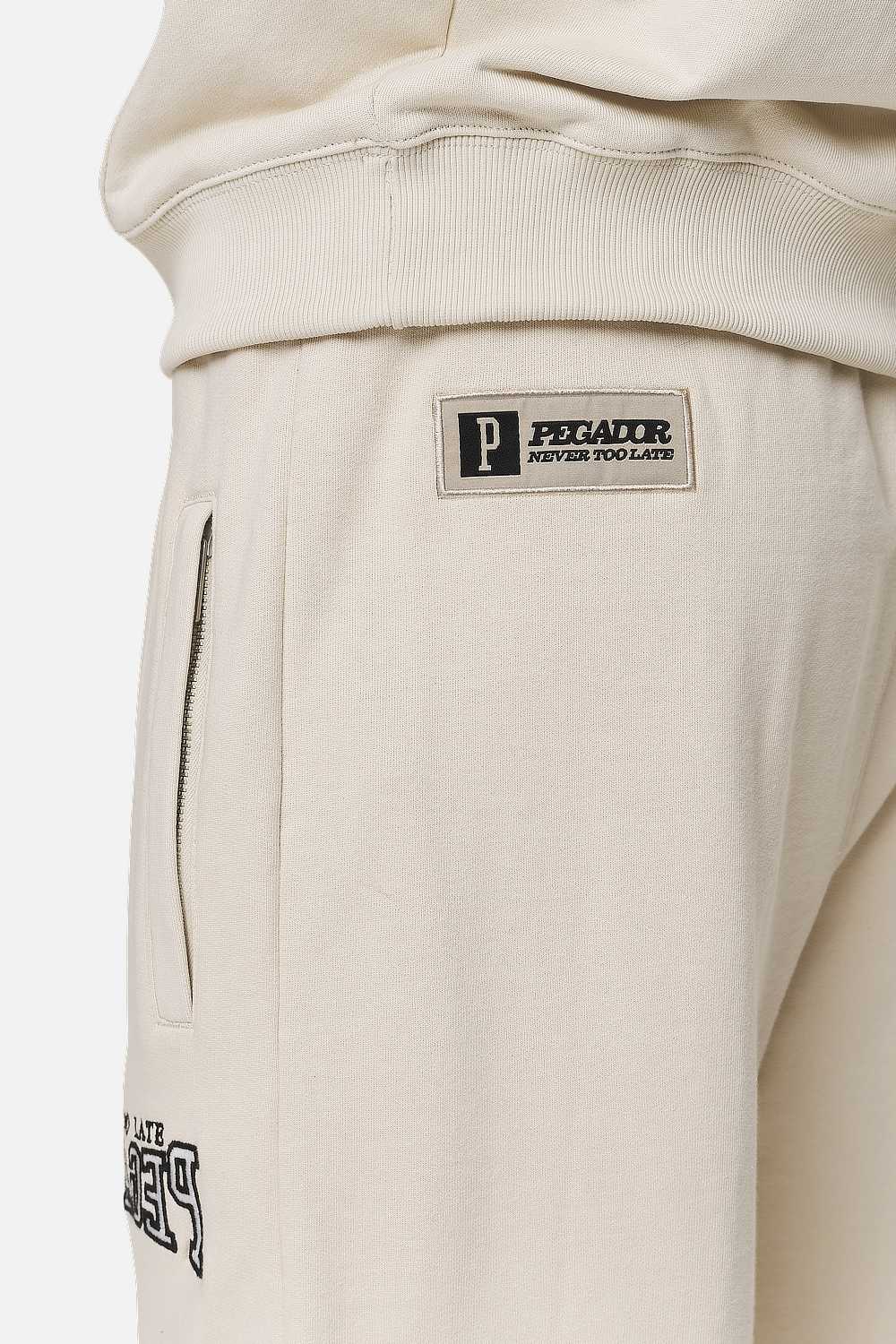 Pegador Beech Baggy Sweat Pants Washed Desert Sand Detailshot aus der Never Too Late Kollektion für Herren