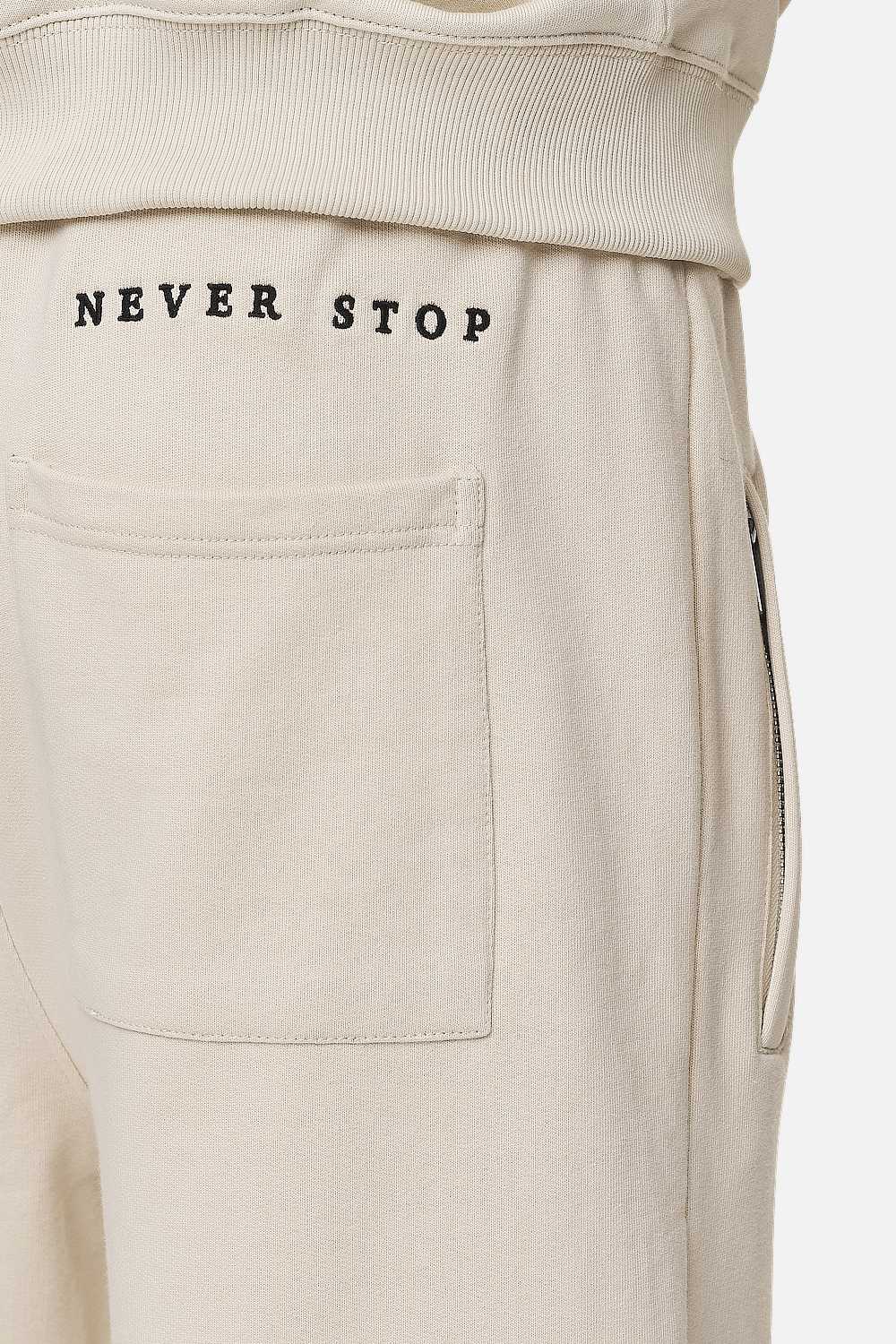 Pegador Beech Baggy Sweat Pants Washed Desert Sand Detailshot aus der Never Too Late Kollektion für Herren